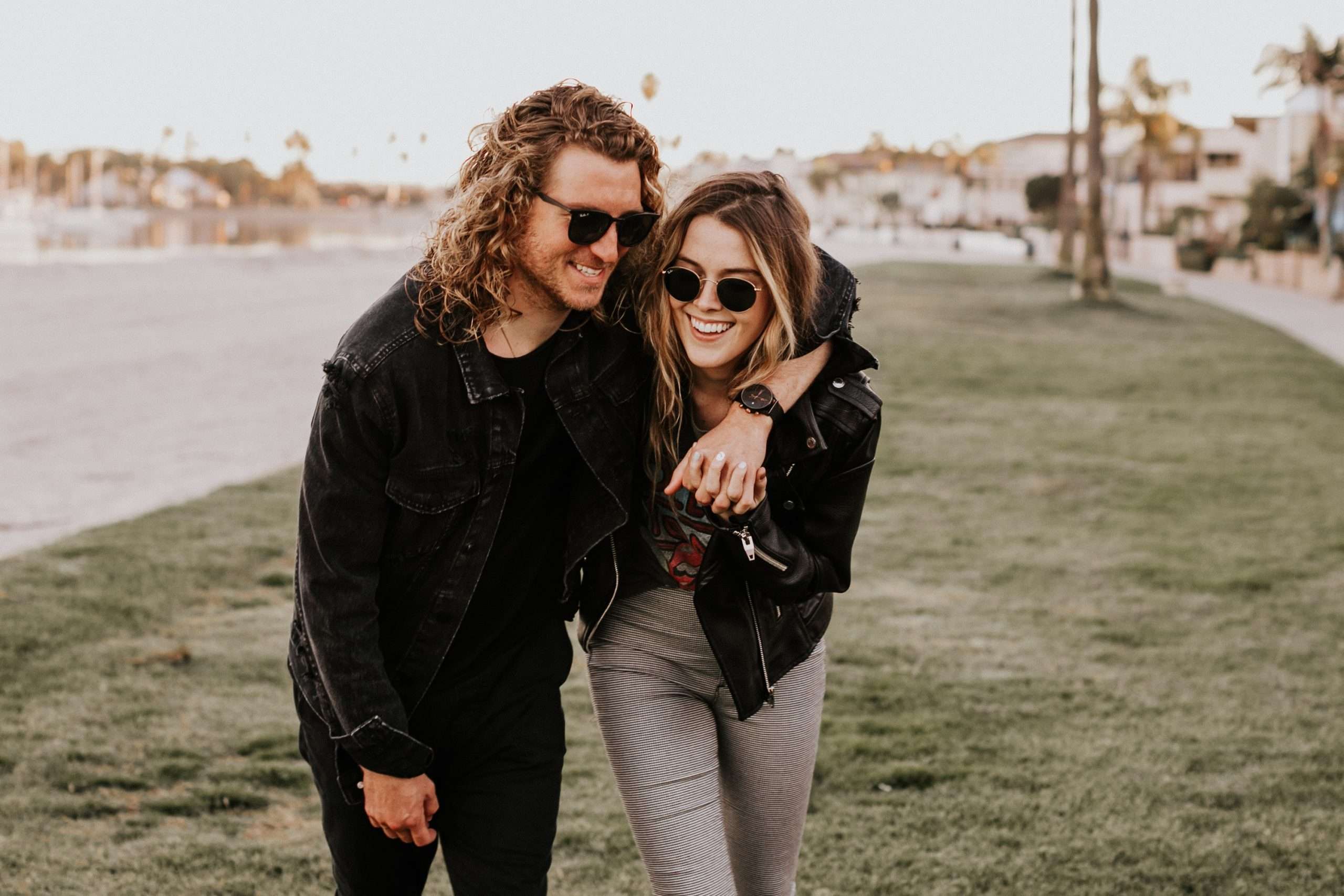 5 Powerful Tricks to Make a Girl Like You Over Text (7+ Real Examples)