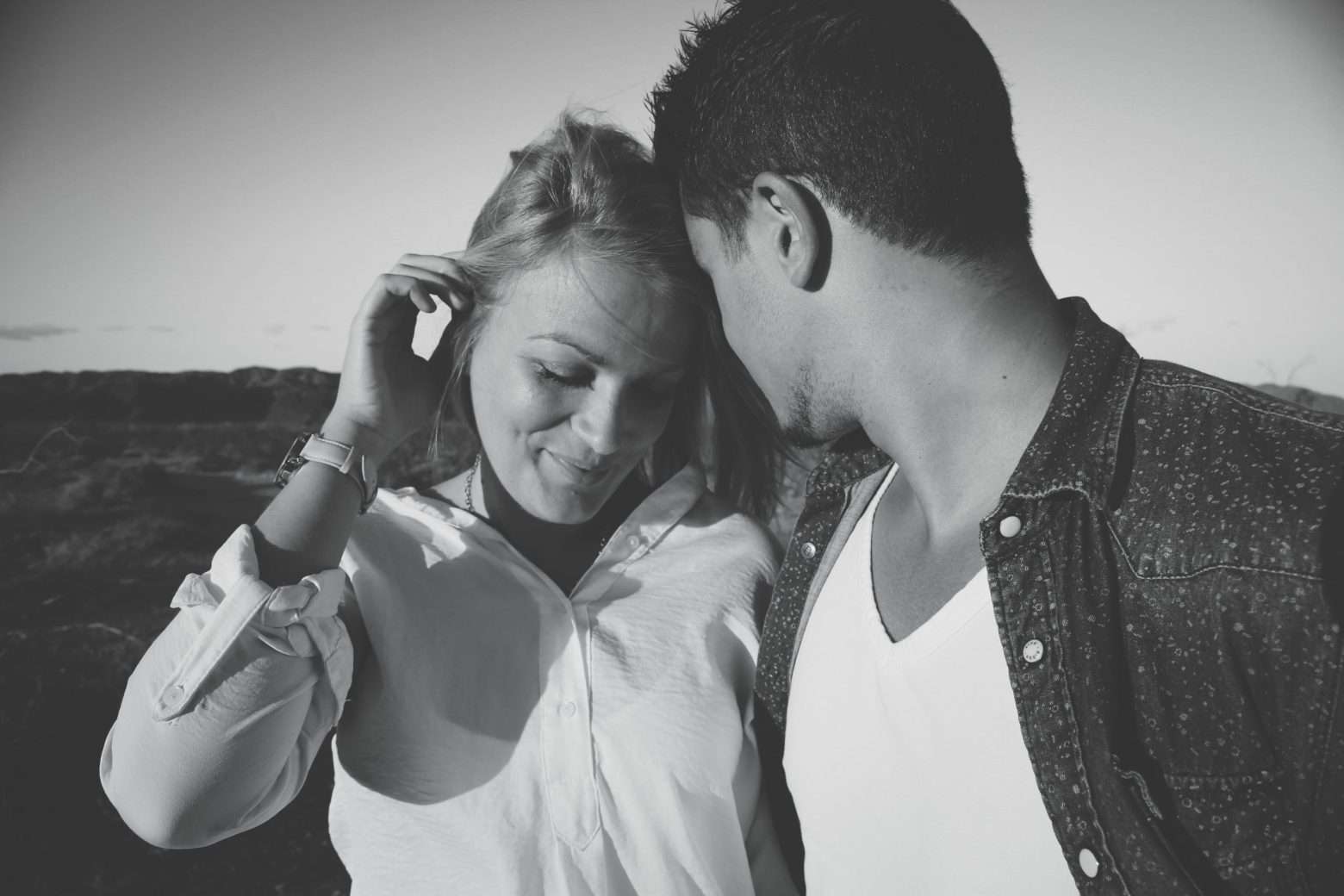 How to Ask a Girl Out Over Text Like a Pro: 5 Strategies that Always Work + Examples
