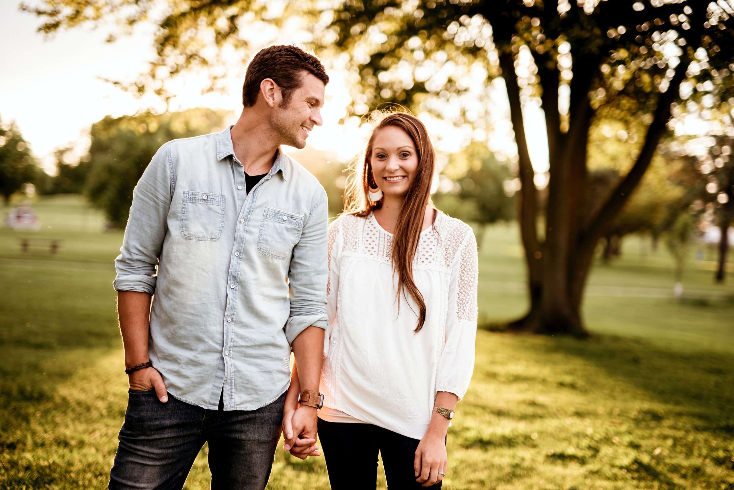 9 Best Tinder Icebreakers that Actually Work (Get a Response Now)