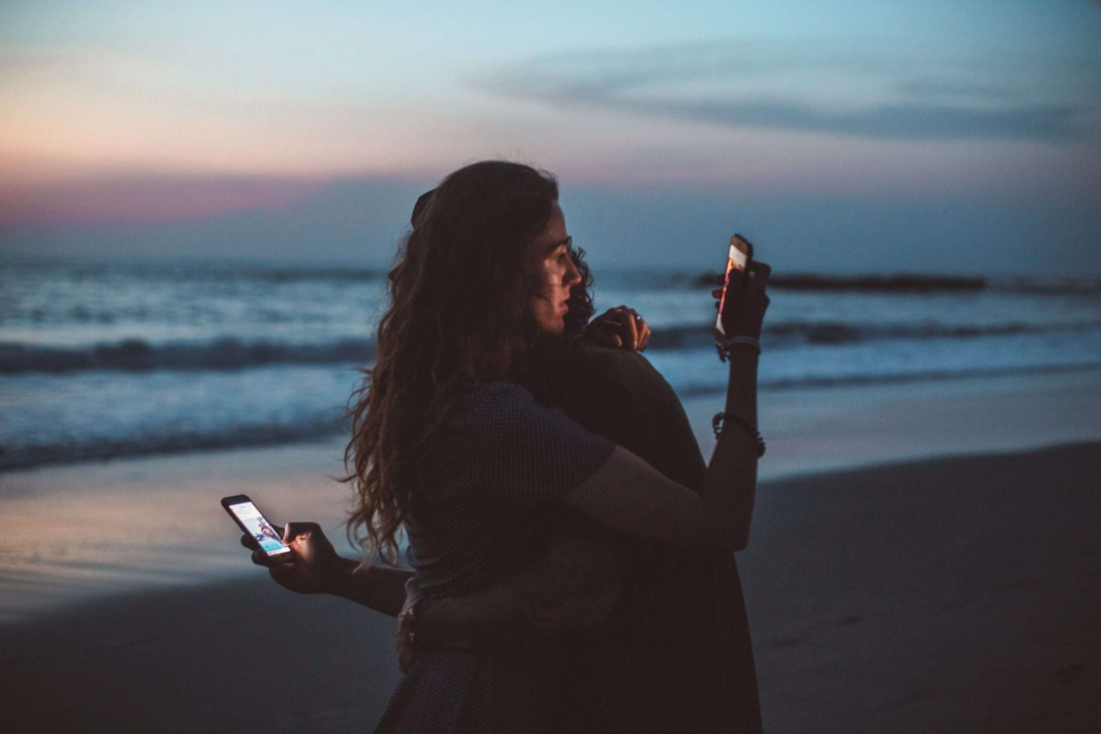 How to Arouse a Woman Over Text: 5 Things She Loves to Hear