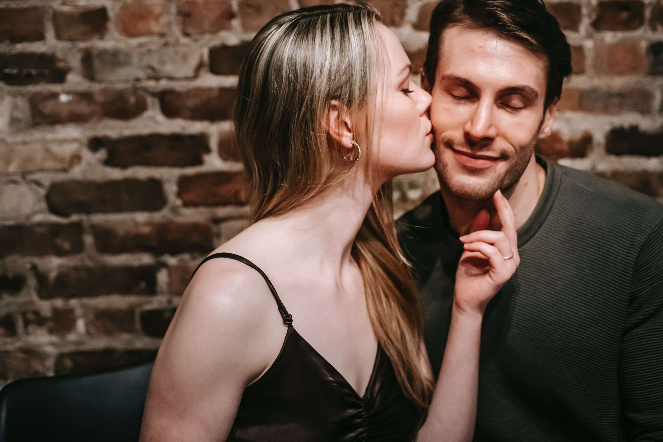 5 Actionable Steps to Hook Up on Tinder (From Hi to “Come Over”)